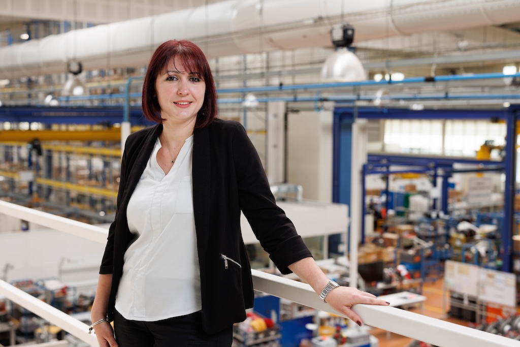 Le parcours atypique de Julie Kurek, qualiticienne chez Liebherr-Aerospace Toulouse : “J’ai eu la chance d’oser la reconversion professionnelle”