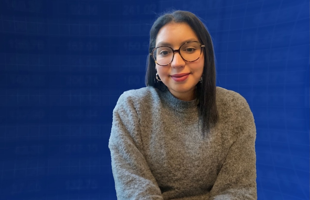 Nisrine, 27 ans, acheteuse publique au Ministère des Armées : un métier aux nombreux débouchés et aux grandes responsabilités 